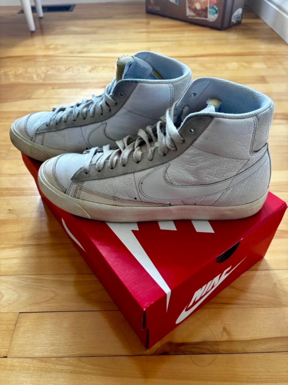 Nike Blazer Mid ’77 High Top Sneakers – Men’s Size 9 (Women’s 10)